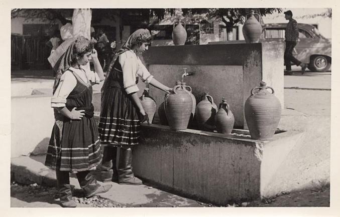 Κορίτσια στη βρύση. Καρτ ποστάλ, Ρόδος 1960